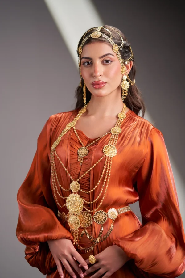 عقد كرسي مع خناق وهيار وحزامه وأقراط وخاتم ذهب 21 قيراط - Image 5